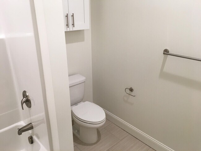 Building Photo - 875 Elm St