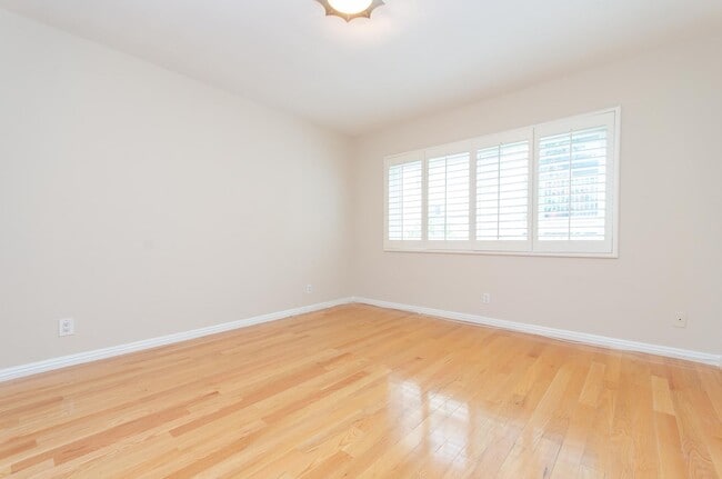 Building Photo - Stunning renovated apartment in the Heart ...