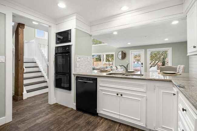 Building Photo - 3203 Poe Dr