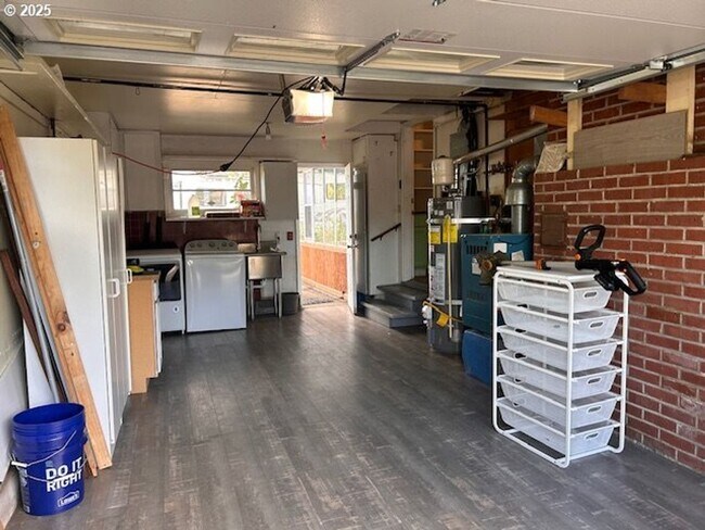 Building Photo - Classic Hillsboro Home with Two Spacious B...