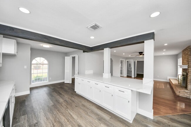 Building Photo - 15423 Ridingwood Dr