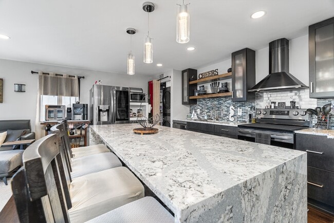 Building Photo - 3558 Shore Dr