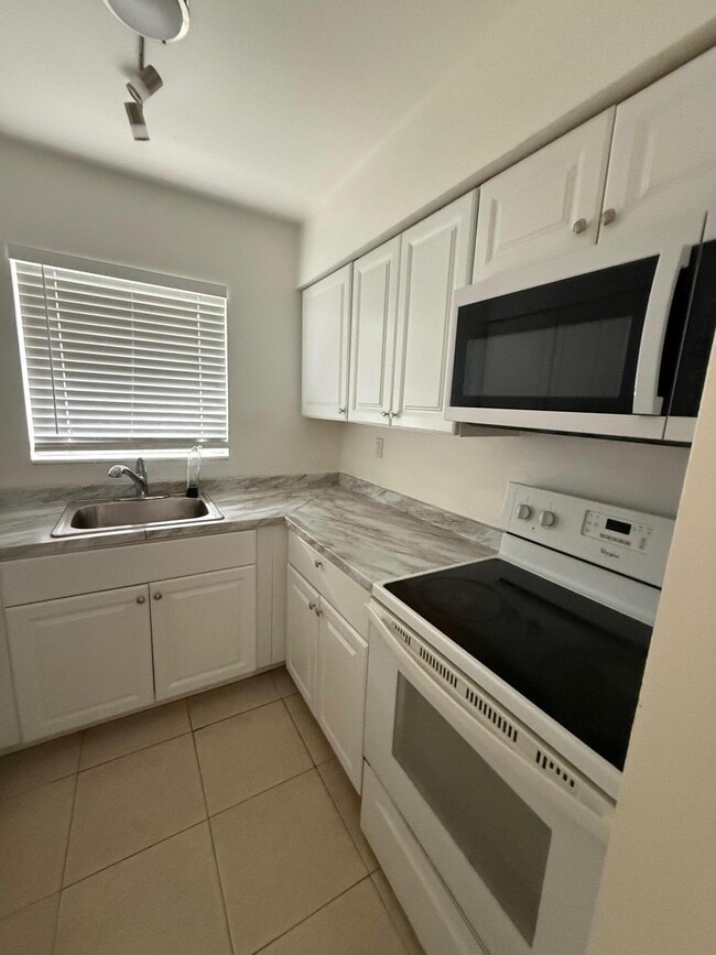 Building Photo - 237 SE Park St