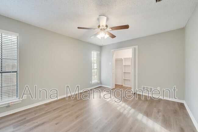 Building Photo - 1005 Canadian Cir