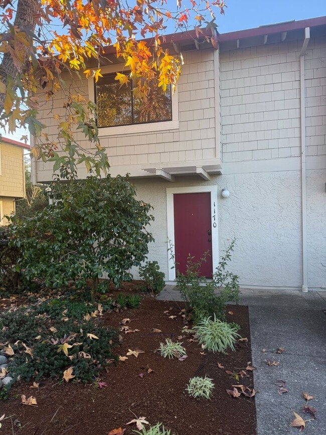 Building Photo - Upgraded Townhome For Rent in Central Live Oak Location