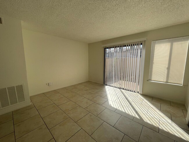 Building Photo - 1221 N Peach Ave