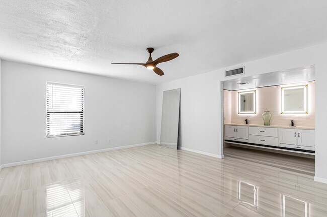 Building Photo - 4401 W McRae Way
