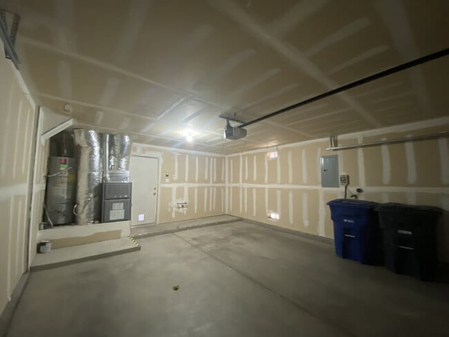 Building Photo - GATED COMMUNITY - 3 Bedroom w/Loft