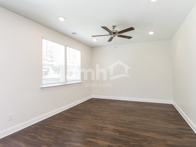 Building Photo - 559 Rivermist Dr