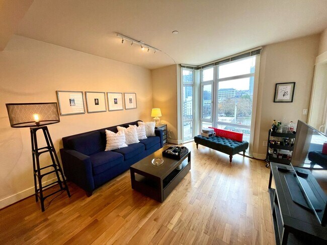 Building Photo - Beautiful 1 Bed + Den/1.5 Bath Condo @ Mar...