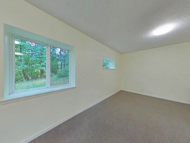 Building Photo - Huge 5 Bedroom Cabin-Style Home on 2+ Wood...