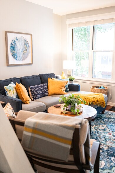 cozy seating - 4210 Calvin St