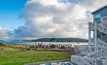 Building Photo - 2BR/2BA Condo Overlooking the Bay