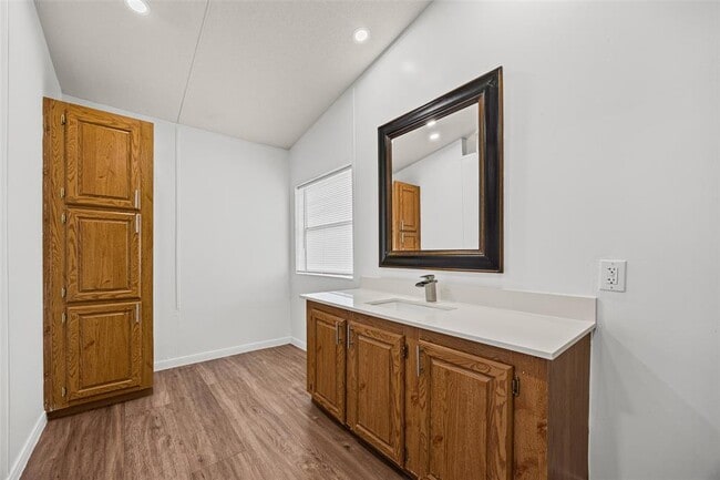 Building Photo - 184 Oak Forest Ct
