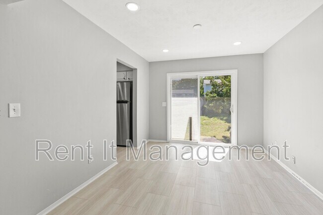 Building Photo - 12865 Valley St