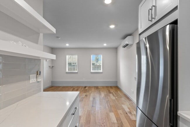 Building Photo - 2Bd/1.75Ba Seattle Condo