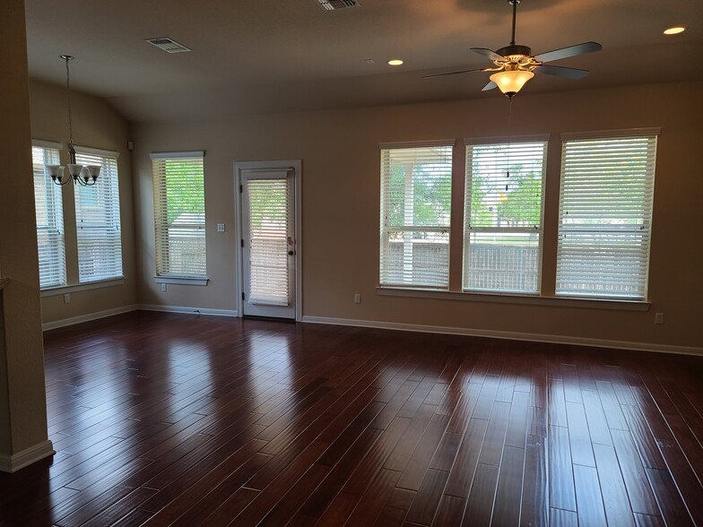 Building Photo - 218 Simmons Dr