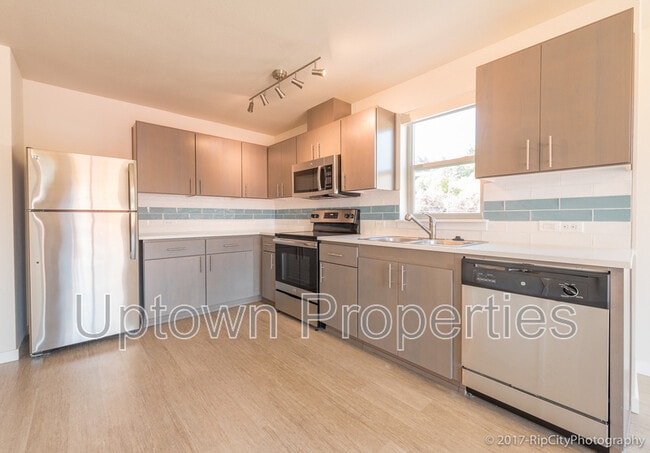 Building Photo - 5885 S Macadam Ave