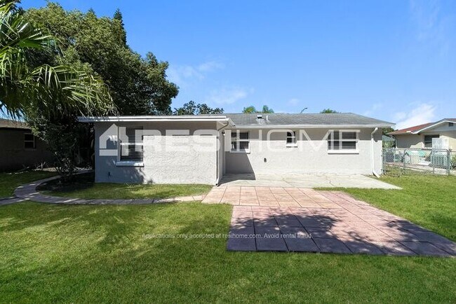 Building Photo - 7700 Farmlawn Dr