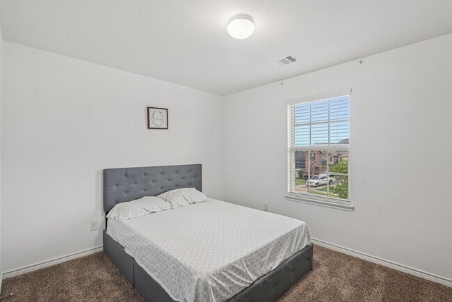 Building Photo - 1025 Indigo Ln