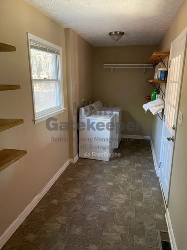 Building Photo - 468 Davis Rd