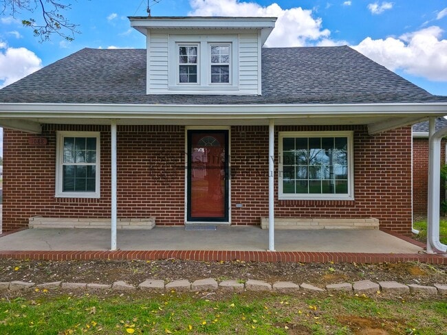 Building Photo - Attention Front Porch Sittin' Lovers- 2 bed 1 bath house in the country in Hazel