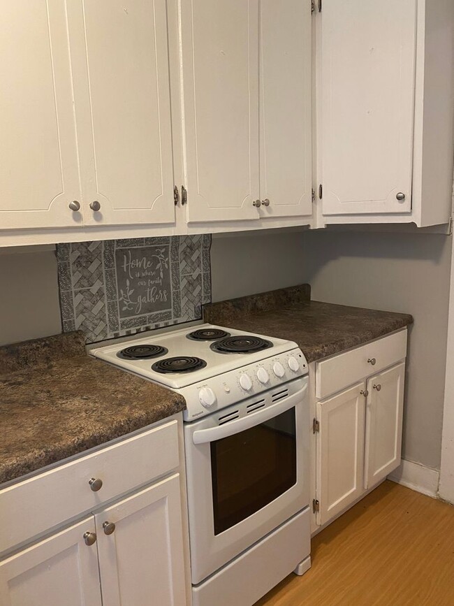 Building Photo - 2 bedroom, 1 bath single family cottage av...