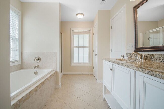 Building Photo - 803 Sunken Rd