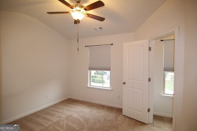Building Photo - 5850 Vinyard Ln