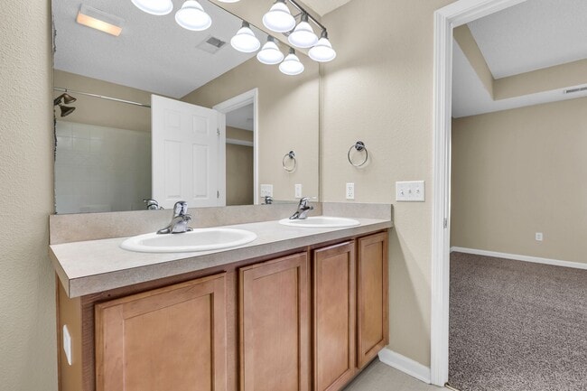 Building Photo - Charming 3-Bed Townhome in Prime Richmond Hill Location!