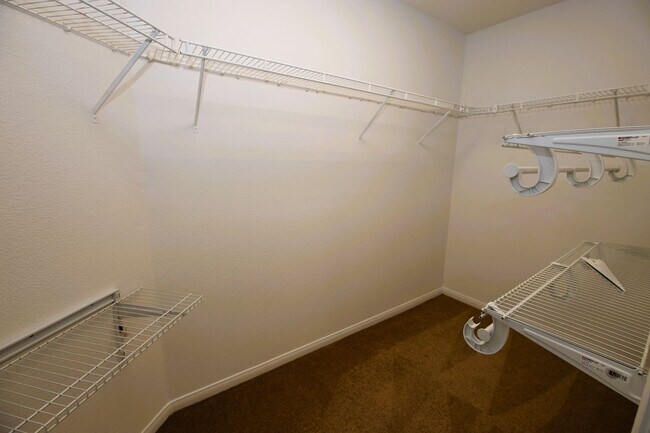 Building Photo - HUGE LOFT + 5 BEDROOMS IN SE