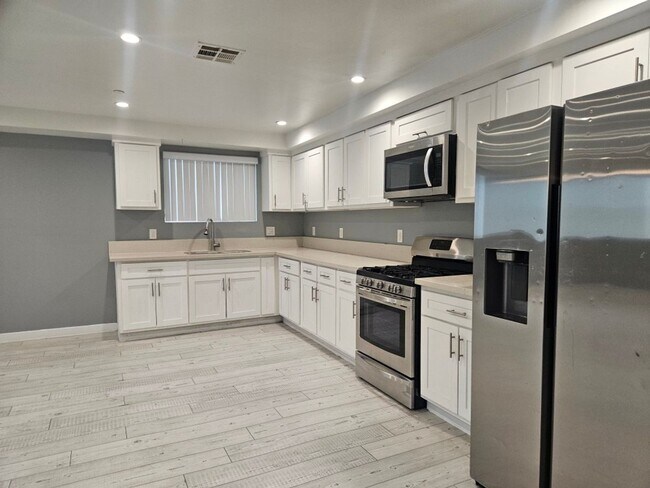 Building Photo - 32(839)