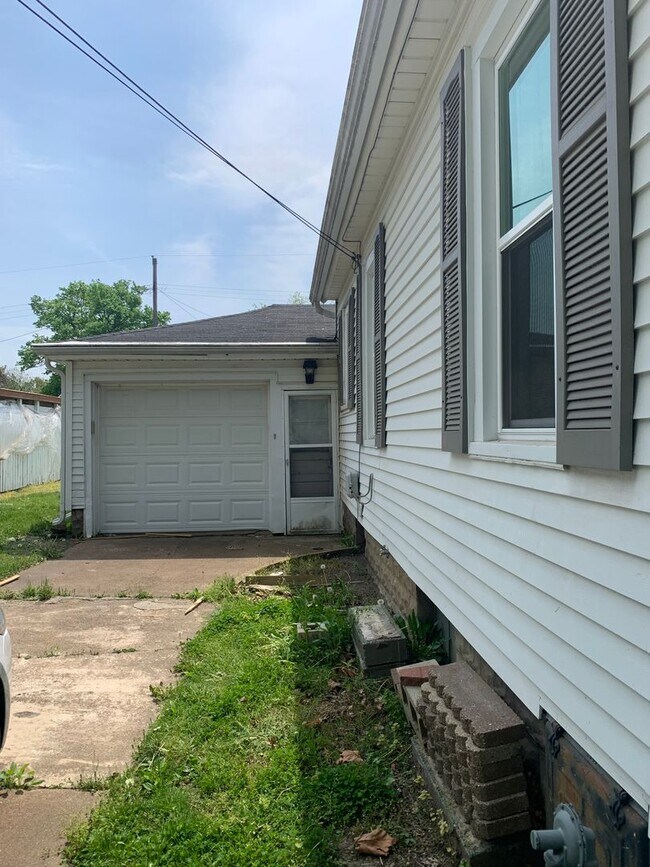 Building Photo - Charming 2 Bedroom, 1 Bathroom Ranch in Downtown Three Oaks