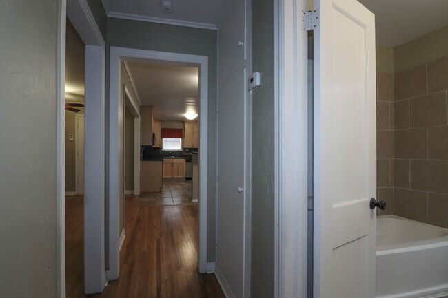 Building Photo - Cozy Bungalow in Brookside area, close to shopping for grocery, coffee shops, restaurants and muc...