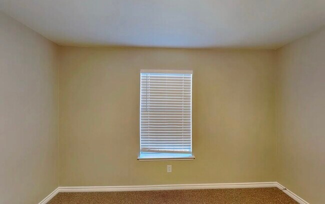 Building Photo - MOVE IN READY