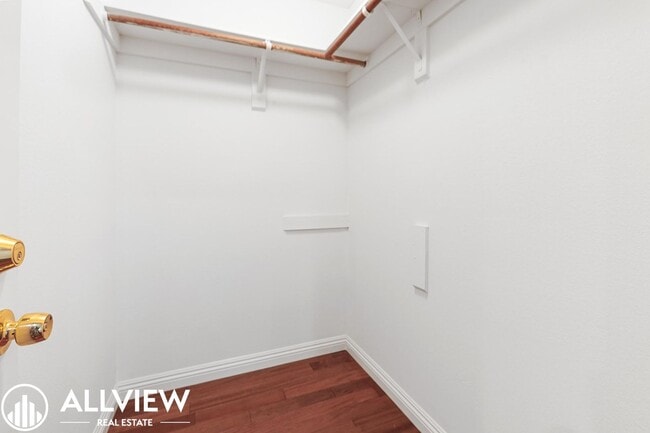 Building Photo - Beautifully Upgraded 2-Bed, 3-Bath Townhou...