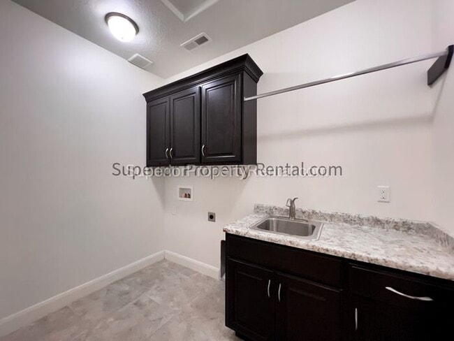 Building Photo - 4 bed, 2.5 bath home w/2 car garage