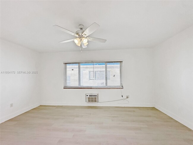 Building Photo - 955 Bay Dr