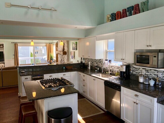 Building Photo - Beautiful Furnished Croatan Beach Home.
