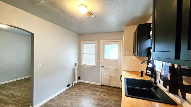 Building Photo - Home in Bethany Schools