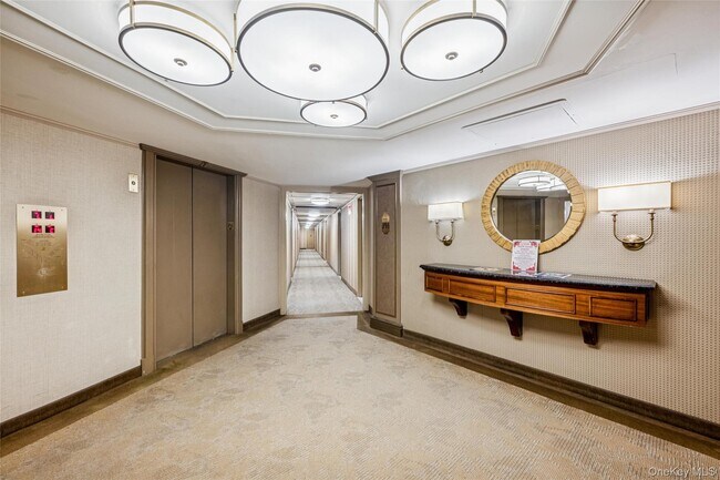 Building Photo - 2 Bay Club Dr