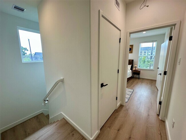 Building Photo - 203 Danna Ln
