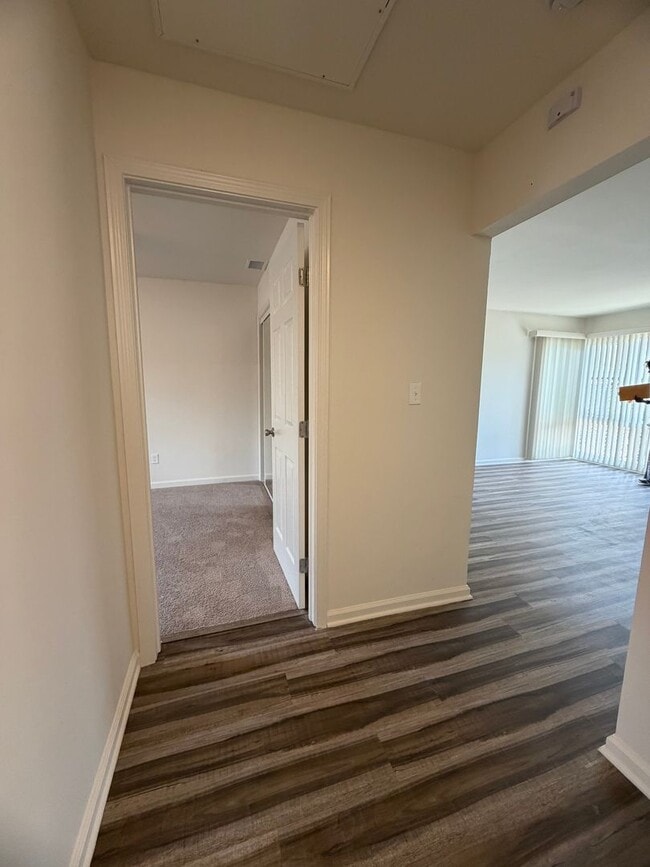 Building Photo - 2 Bedroom 1 Bath Duplex for Rent