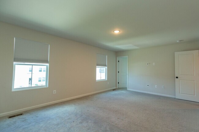 Building Photo - 4 Bed, 3 Bath, Single Family Home in Hedgesville, WV