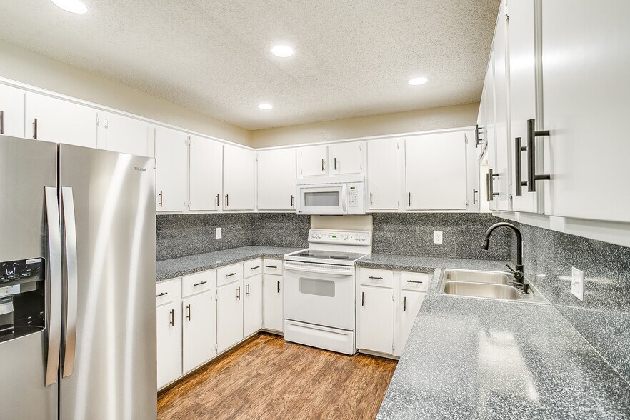 Building Photo - 1104 Sproles Dr