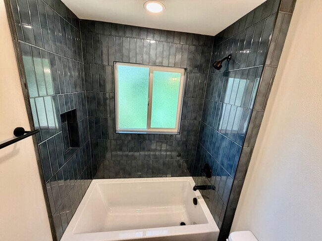 Building Photo - Freshly Remodeled 5bd/2.5bath Home w/ Daylight Basement in Heart of Multnomah Village
