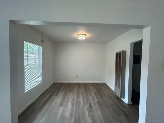 Building Photo - Charming 4 Bed, 3 Bath Home + Bonus 1 Bed/1 Bath Casita!