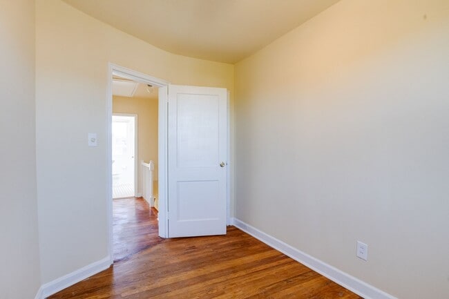 Building Photo - Charming End-Unit Townhome