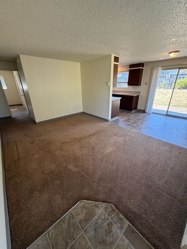 Building Photo - (473) Walnut Duplex - 2 Bedroom / 1 Bathroom