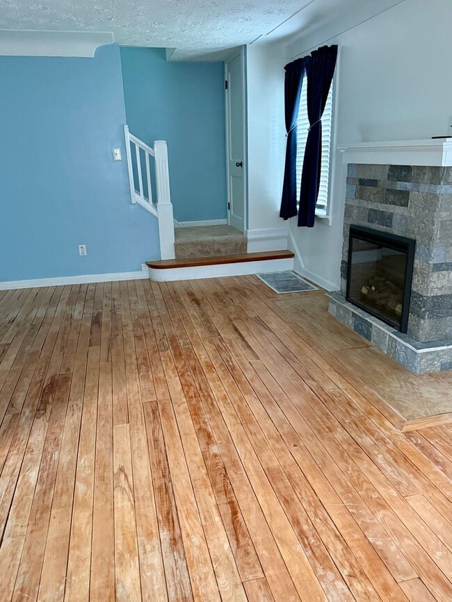 Building Photo - Available Now! 2-bed home in Ft. Thomas with lots to offer!